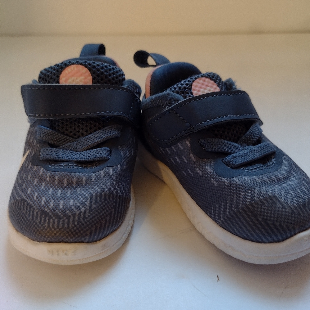 Infant Nike sneakers grey and pink sz 4